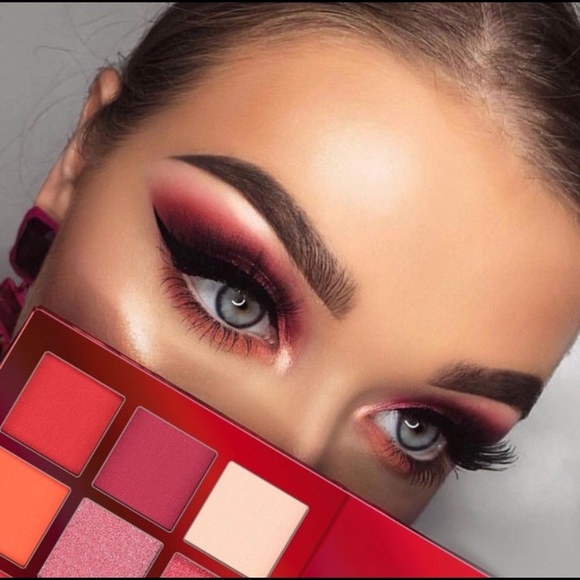 ♥️EYESHADOW PALETTE♥️ - Picture 1 of 6